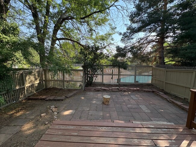 Building Photo - 4 Bed 3.5 Bath Wonderland Hill Townhouse. ...