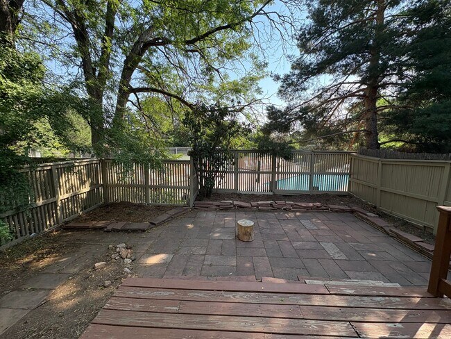 Building Photo - 4 Bed 3.5 Bath Wonderland Hill Townhouse