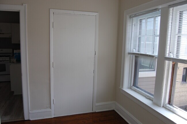 SUNROOM,/OFFICE-2 - 2011 W Fargo Ave