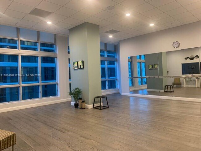 Building Photo - 300 S Biscayne Blvd