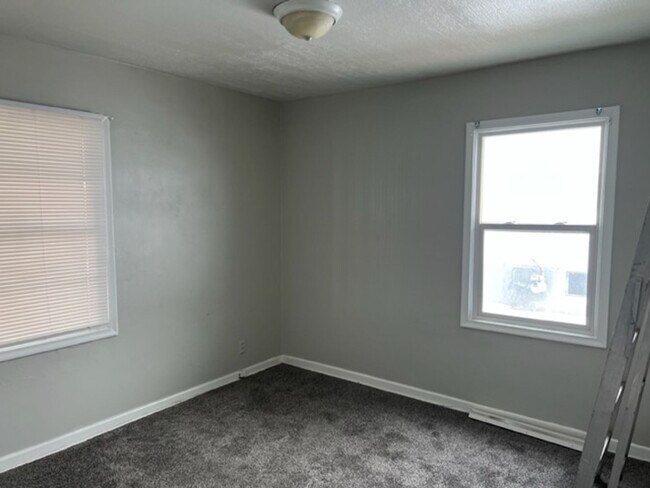 Building Photo - Updated home with 2 car carport and washer/dryer