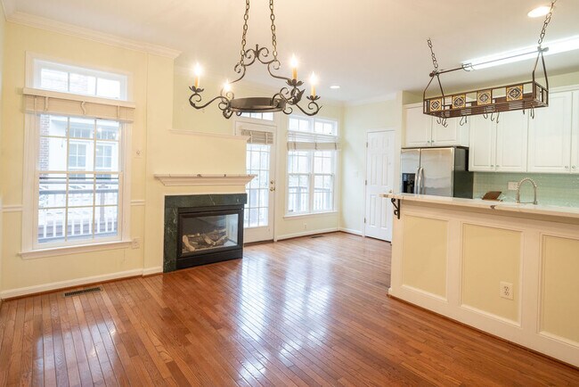 Building Photo - 719 N Vermont St