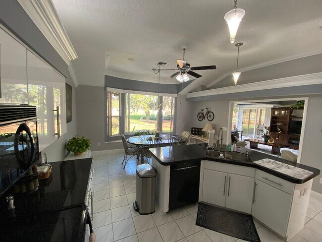 Building Photo - Spectacular ANNUAL LEASE, Fully Furnished ...