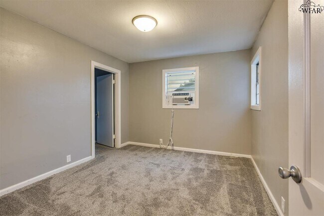 Building Photo - 523 W Inwood Dr