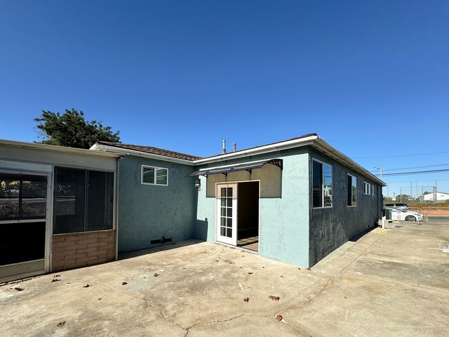 Building Photo - Updated 3 Bedroom, 2 Bath Home with Modern...