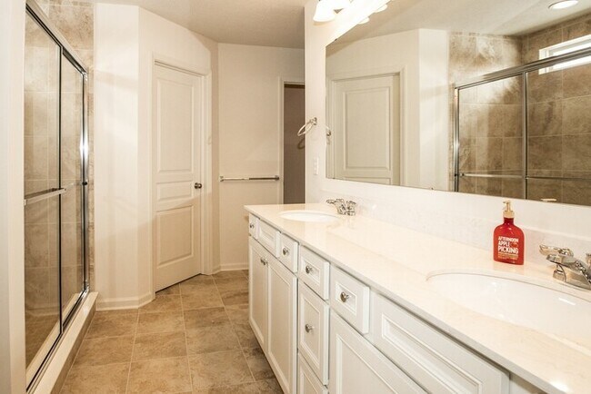 Building Photo - Gorgeous Westfield Home - 2800 sq ft and a...