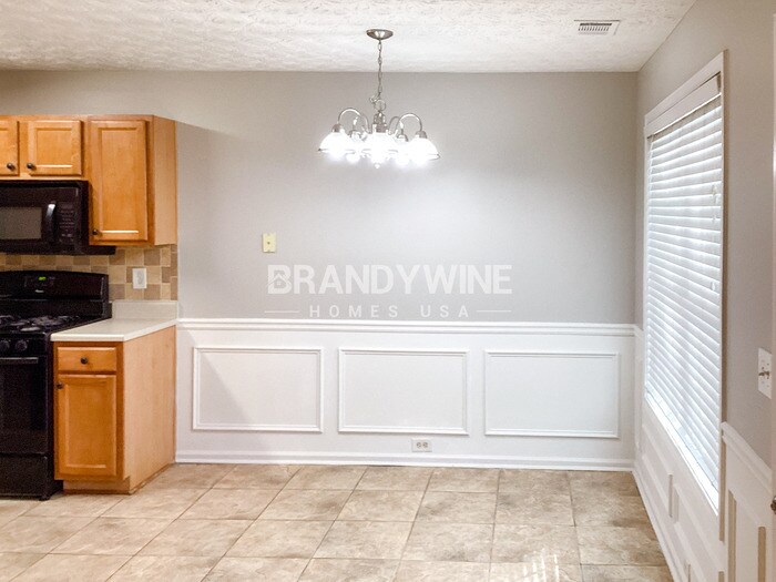 Building Photo - 687 Lakes Cir