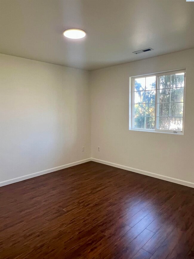 Building Photo - West Pasco rambler for rent