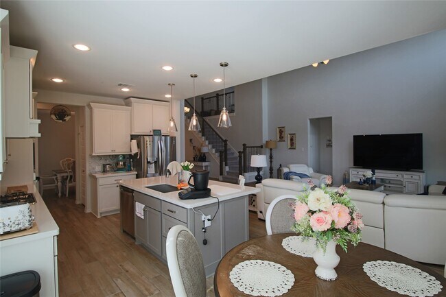 Building Photo - 24727 Tanoureen Dr