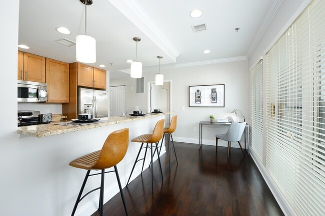 Building Photo - 619 Adams St