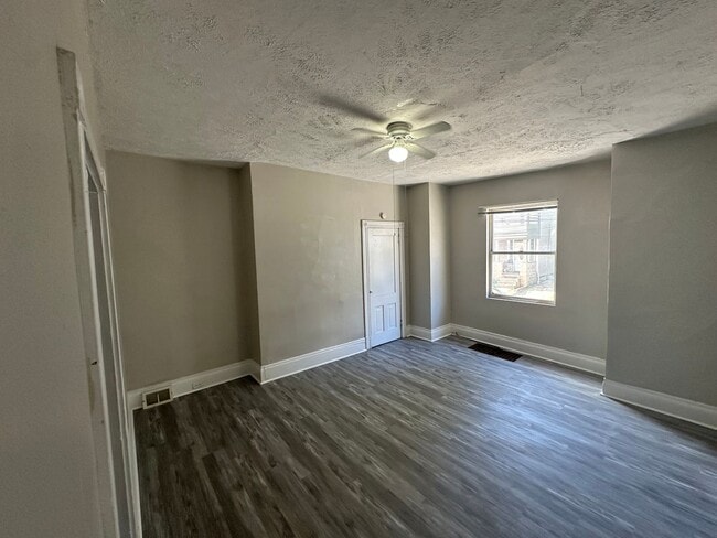 Building Photo - *** Shadyside * Large 4 Bedroom House For ...