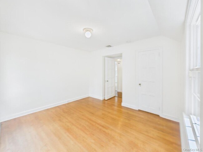Building Photo - 75 Lord Kitchener Rd