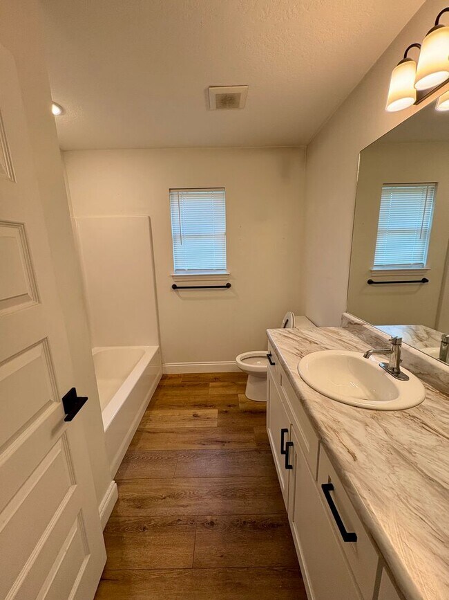 Building Photo - 2 bed 1 bath