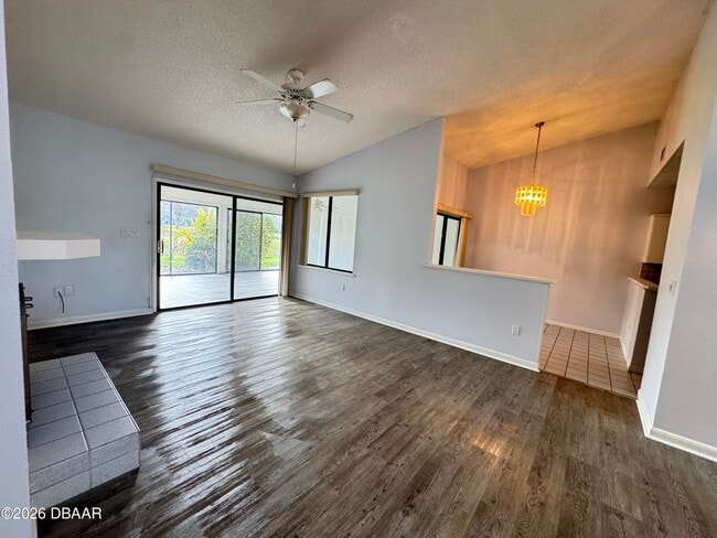 Building Photo - 1921 Sprucewood Way