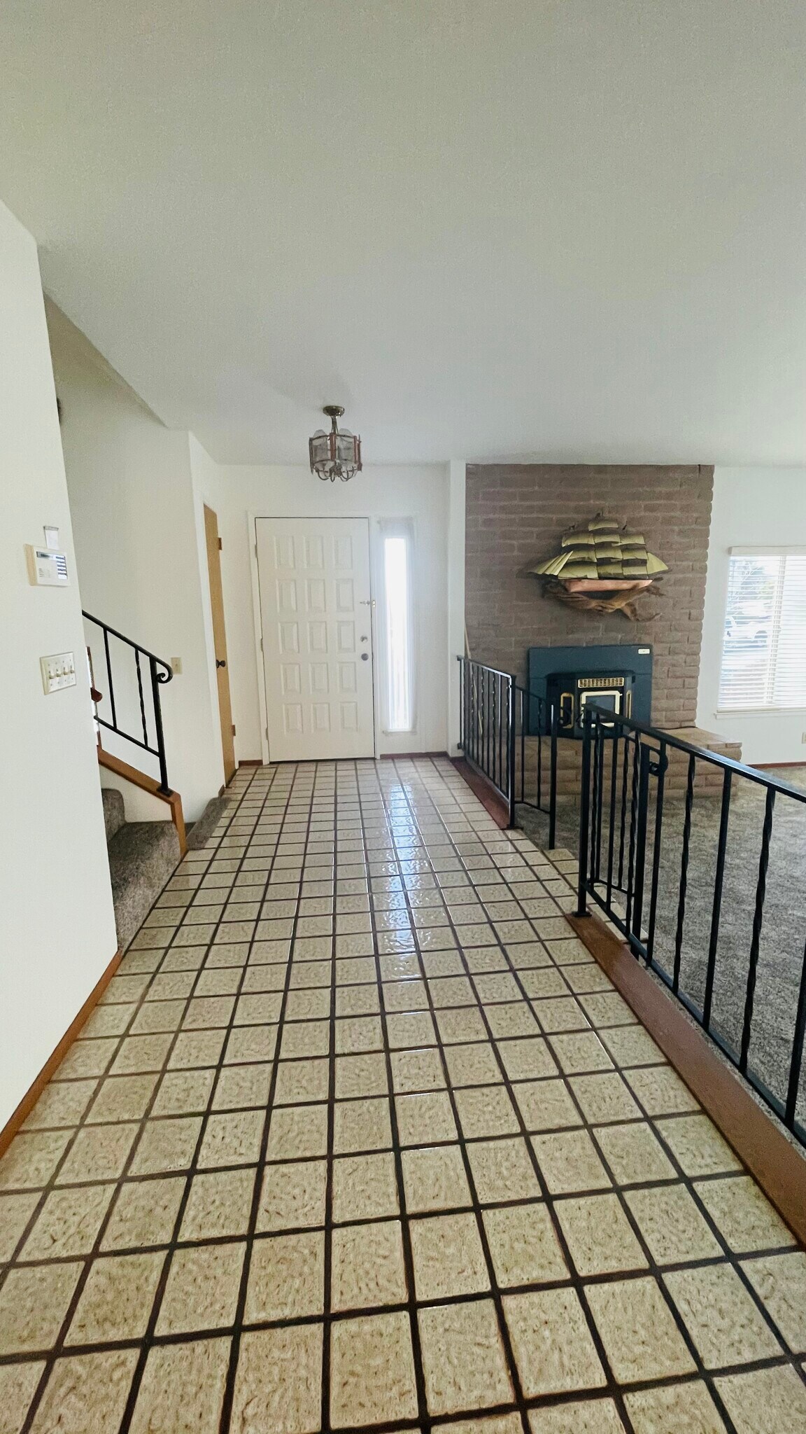 Entry area - 520 Escalona Dr