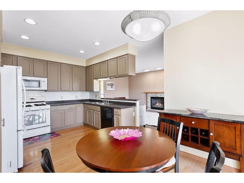 Building Photo - 2142 Groveland Way