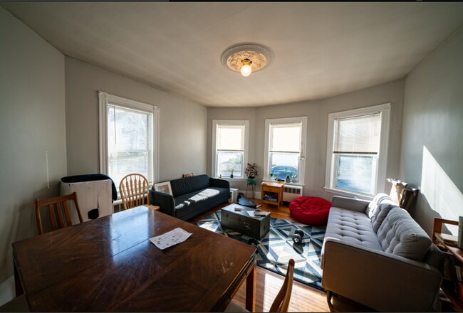 Building Photo - UPDATED MISSION HILL 4 BED/2 BATH WITH EASY TRAIN ACCESS