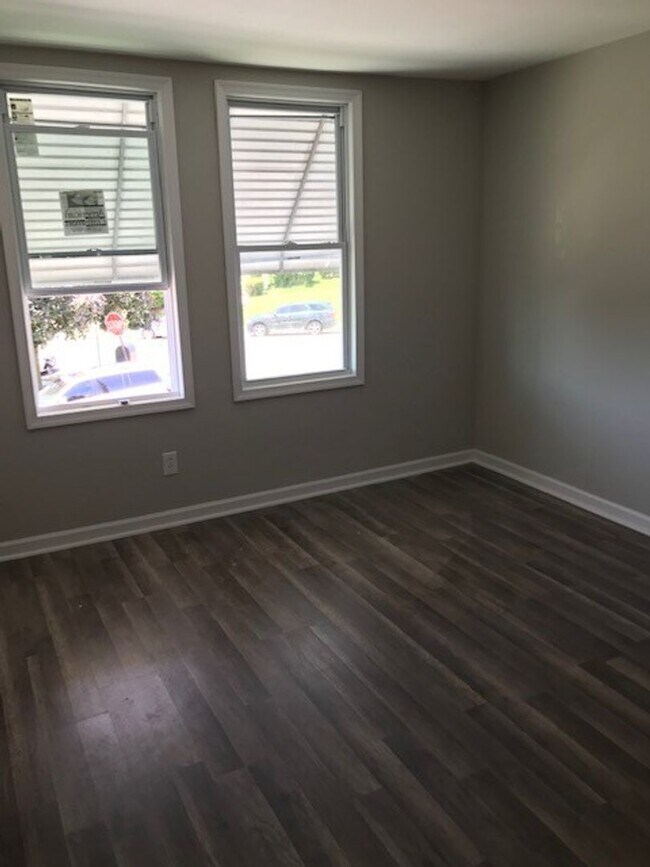 Building Photo - Large West Oak Lane home