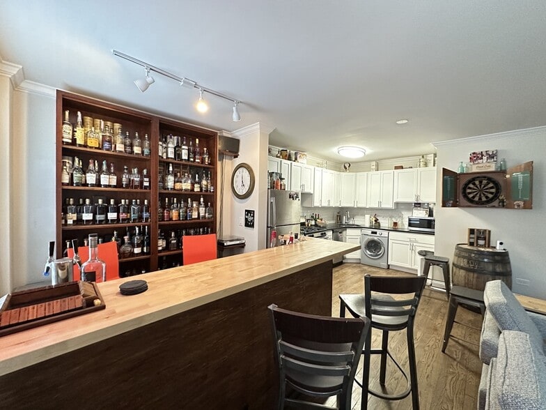 Building Photo - 912 Green Bay Rd