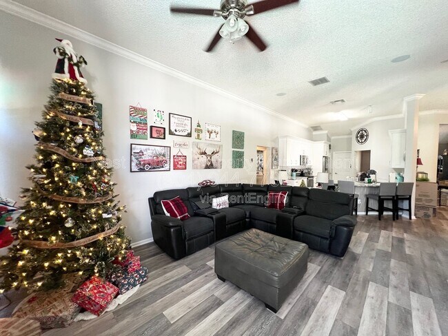 Building Photo - 264 Village Green Ave