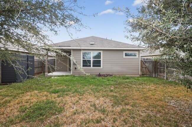 Building Photo - Spacious 3 Bed / 2 Bath w/ Large Kitchen & Natural Light