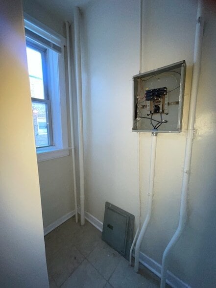 Building Photo - 714 W 80th St