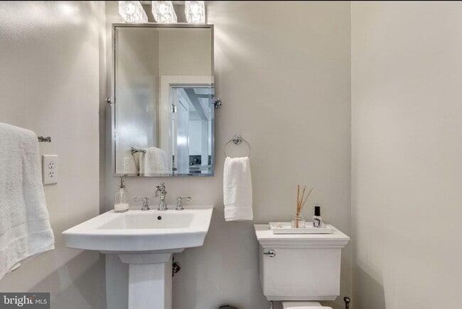 Building Photo - 820 W Glebe Rd