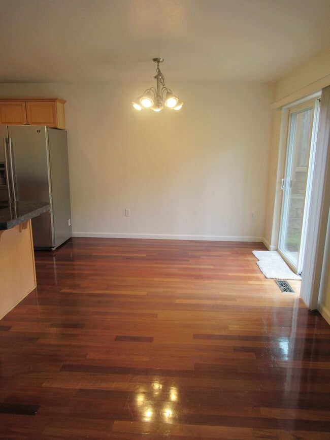 Building Photo - Large 4 Bedroom South