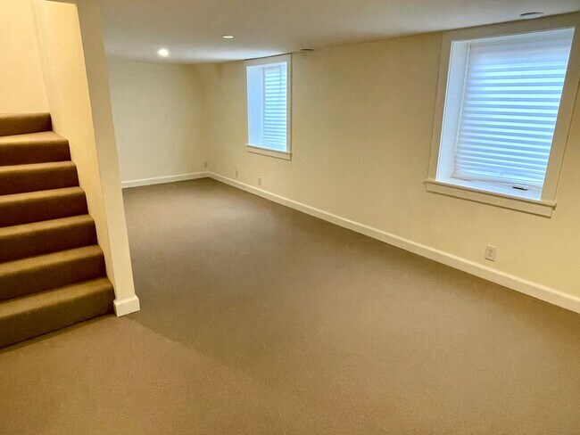 Building Photo - Classic 1922 Alameda Home with Beautiful A...