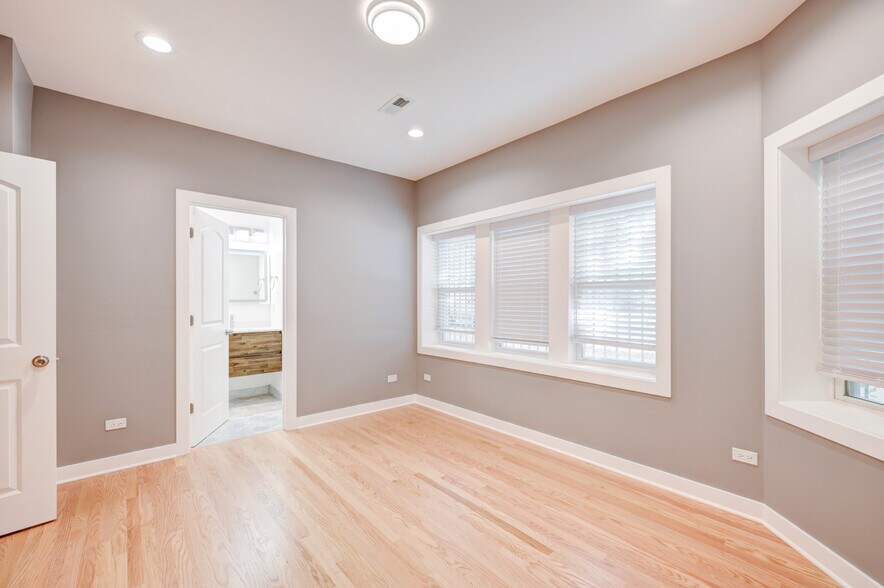 Building Photo - 1430 N Maplewood Ave