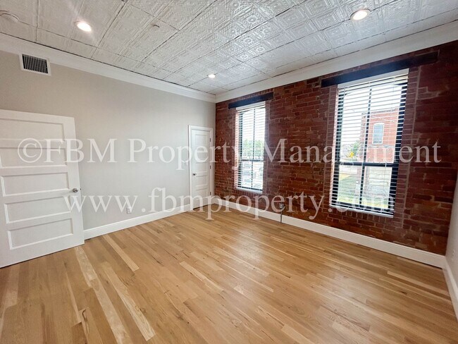 Building Photo - 111 W Ennis Ave