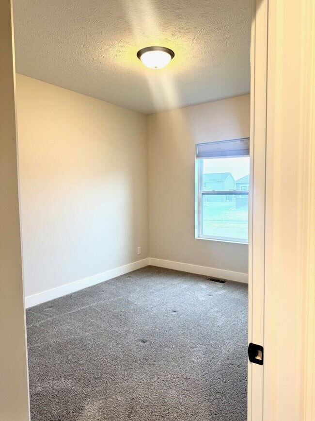 Building Photo - Spacious Ranch Home  5 Bedrooms  3 Bathrooms  3,163 Finished Sq Ft