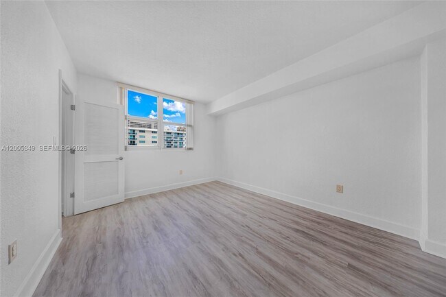 Building Photo - 7501 E Treasure Dr