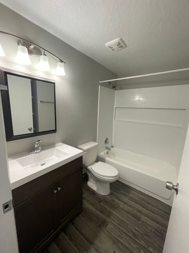 Building Photo - The Hampton - 1 Bedroom 1 Bathroom with in...