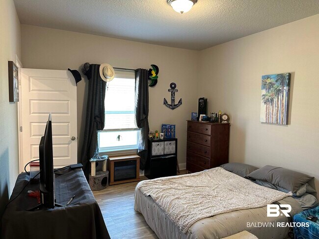 Building Photo - 12941 Sanderling Lp