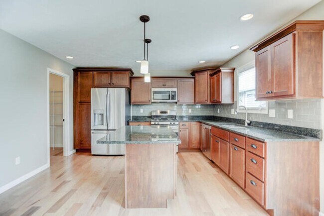 Building Photo - Beautiful 5 bed, 4 bath-Prairie Crossing, Mahomet - AVAILABLE NOW