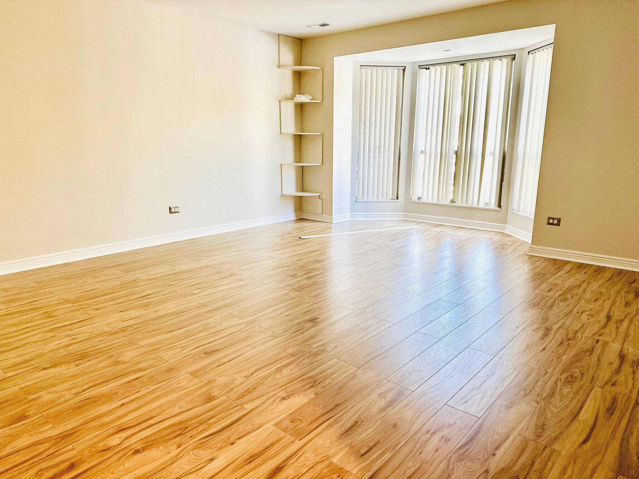 Building Photo - 57 E Hattendorf Ave