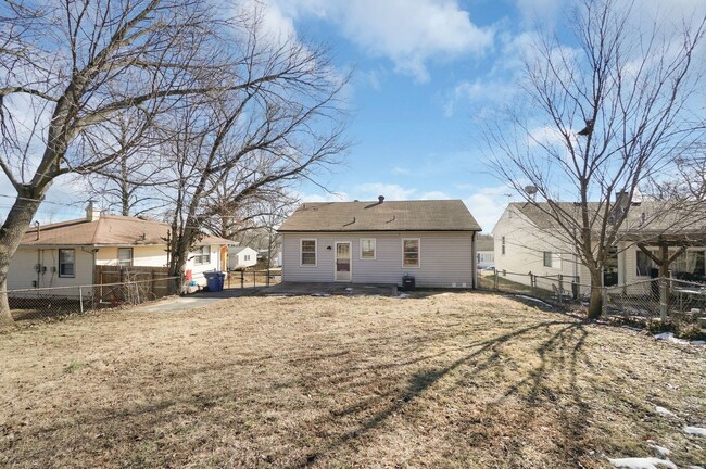 Building Photo - Stunning 2-Bedroom Home with Fully Fenced ...