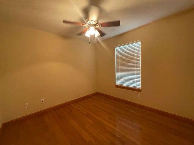 Building Photo - Short term - Clean and tidy 3 bedroom/1 bath near Cherokee Park