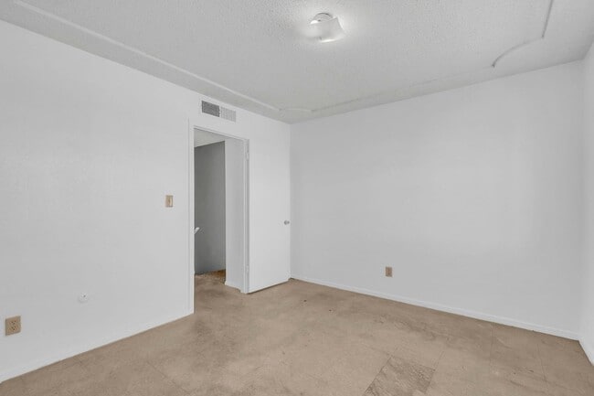 Building Photo - Charming townhouse for rent