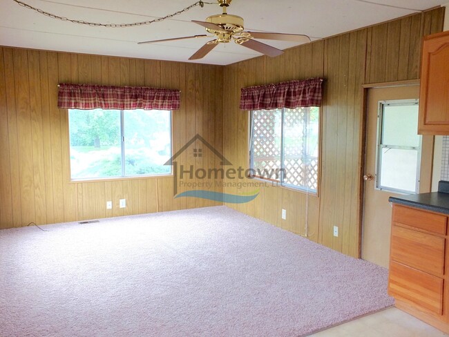 Building Photo - Cozy 2 Bed 1 Bath Home w/Garage & Indoor S...