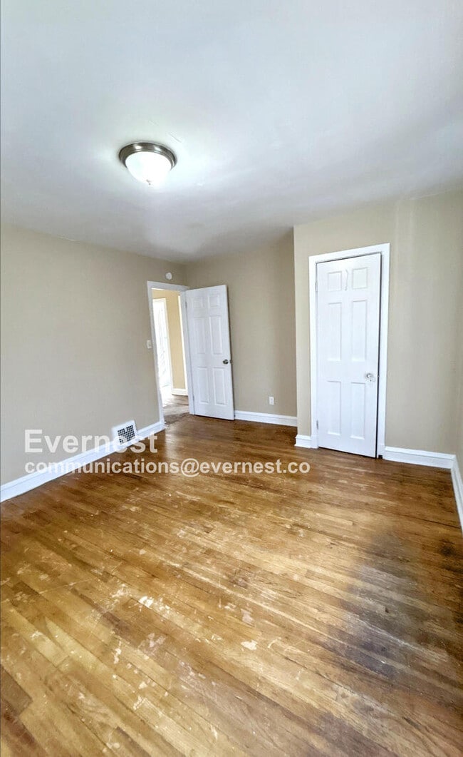 Building Photo - 3 Bed, 1 Bath Home with Great Space / Avai...