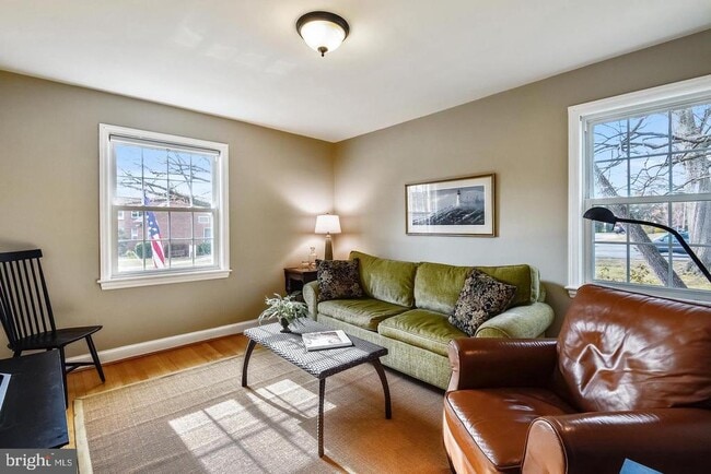 Building Photo - 1727 Oakcrest Dr