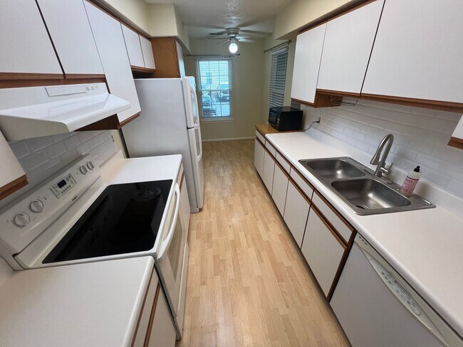 Building Photo - 833 Gas Light Ln