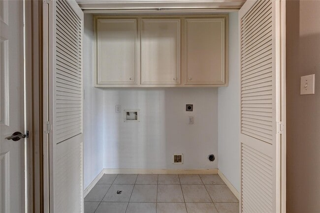 Building Photo - 1012 Rochow St