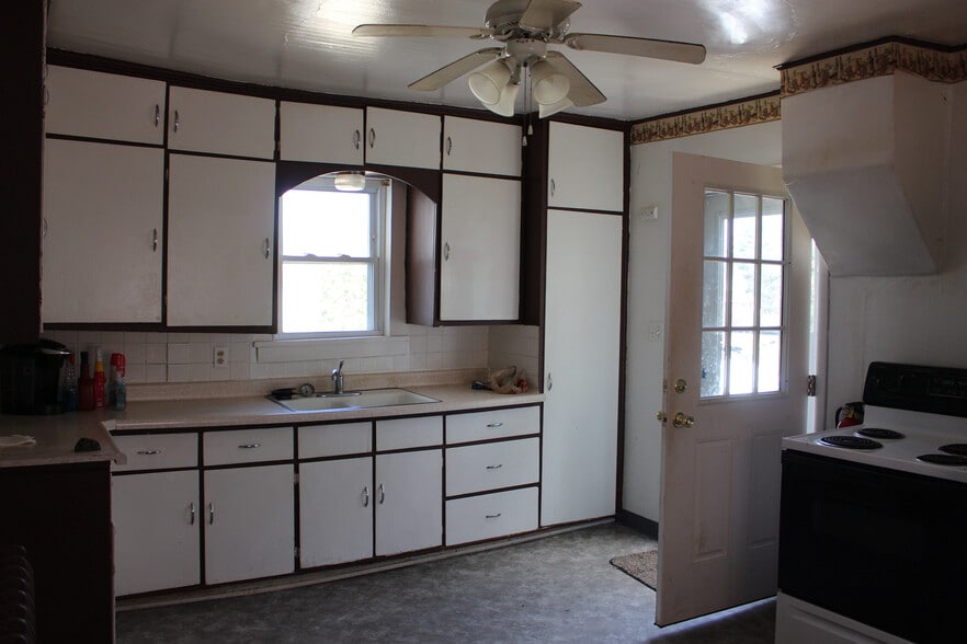 Kitchen - 180 Martin St