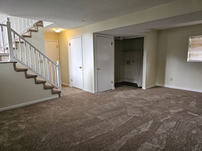 Building Photo - 2 Bedroom Home with Large Yard - Close to Waneka Lake Park