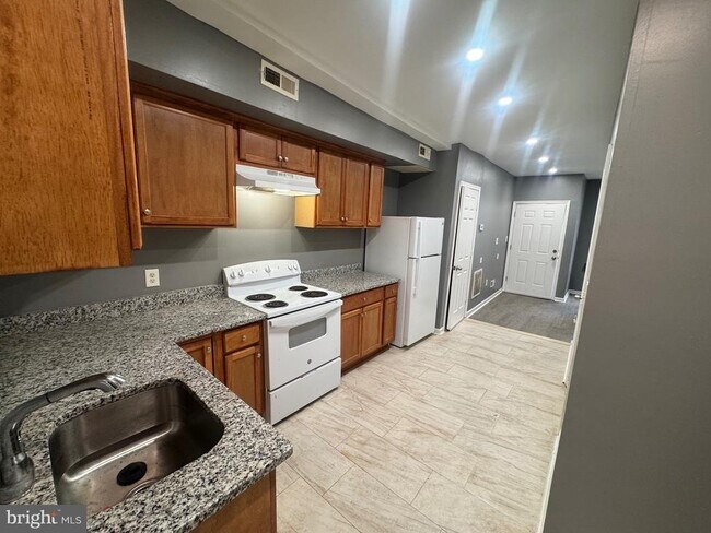 Building Photo - 1108 N Bond St