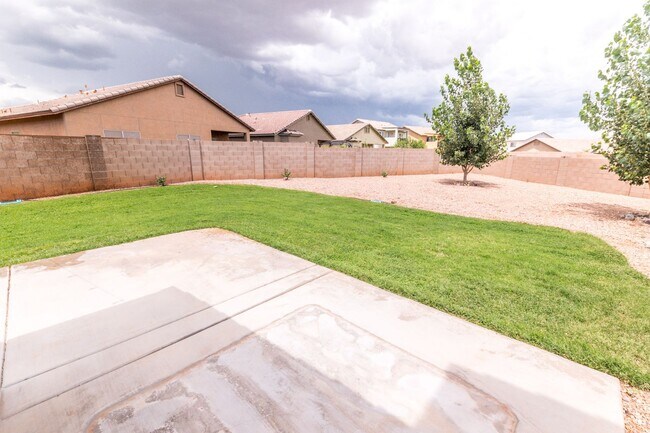 Building Photo - Beautiful 2-Story Home, 5 Bedroom, 3 Full ...