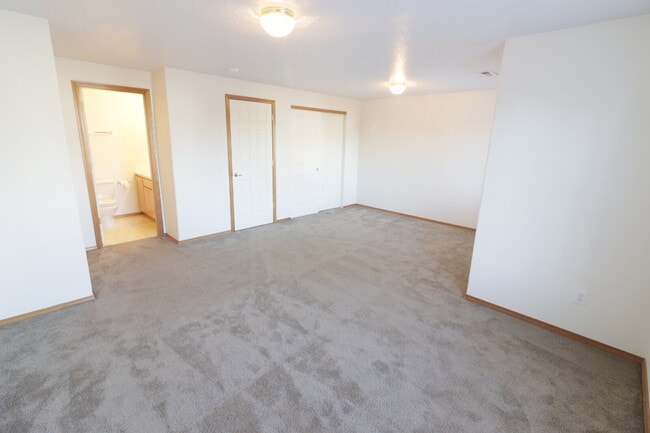 Building Photo - 3 Bedroom 2.5 Bathroom  Townhome